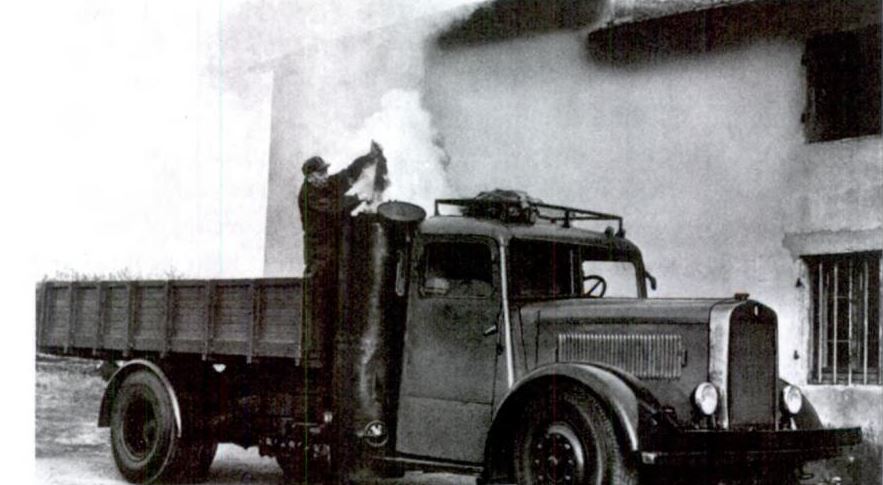 Betanken eines Lastwagens von Berliot Typ GDRAG 19141 in Frankreich